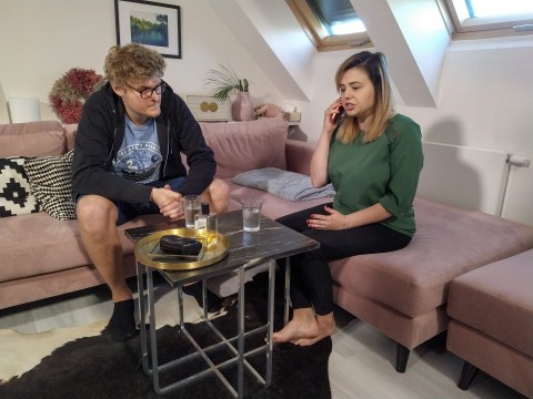 Zadłużony biznesmen finguje razem z żoną swoje porwanie, a potem ucieka z okupem