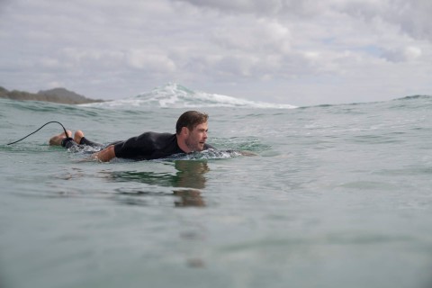 Chris Hemsworth na plaży rekinów (2021) - Film