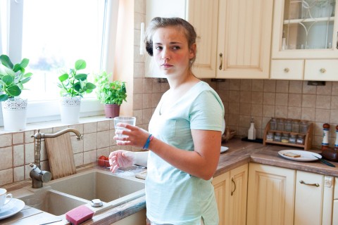 Nastolatka zraniła szyję szklanką / Sama w domu