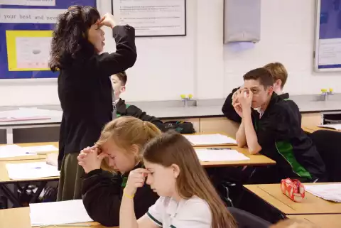 Szkoła chińska i brytyjska - kto lepiej uczy? (2015) - Film