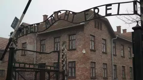 Historia Auschwitz w 33 przedmiotach - Serial