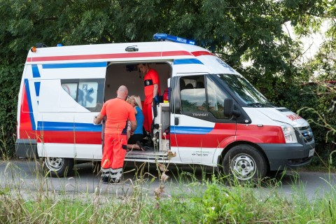 Dziewczyna doznała poparzeń od wybuchu telefonu komórkowego / Recepcjonistka ratuje ofiarę handlu ludźmi