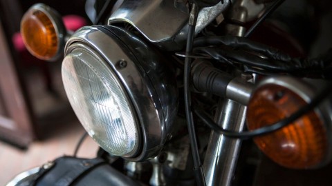 Gipsowe odlewy ciała, płyty kuchenne, elektryczne motocykle, pończochy uciskowe