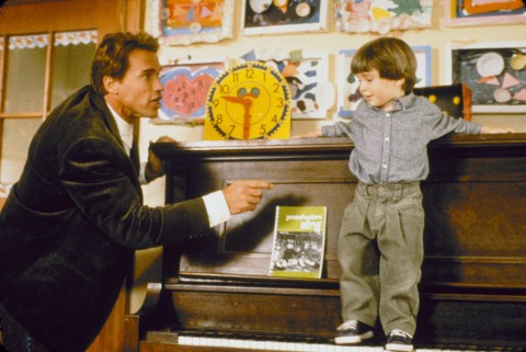 Gliniarz w przedszkolu (1990) - Film