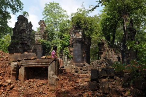 Śmiertelny interes: Douglas Latchford i pola śmierci w Kambodży